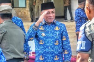 Foto Bupati Bima Usai Pimpin Apel.