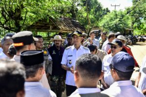 Foto. Wakil Bupati Bima Saat Inspeksi Kerusakan Jalan di Madapangga.
