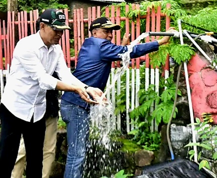 Kunjungi Ambalawi, Bupati dan Wabup Serahkan Pipa Air Bersih