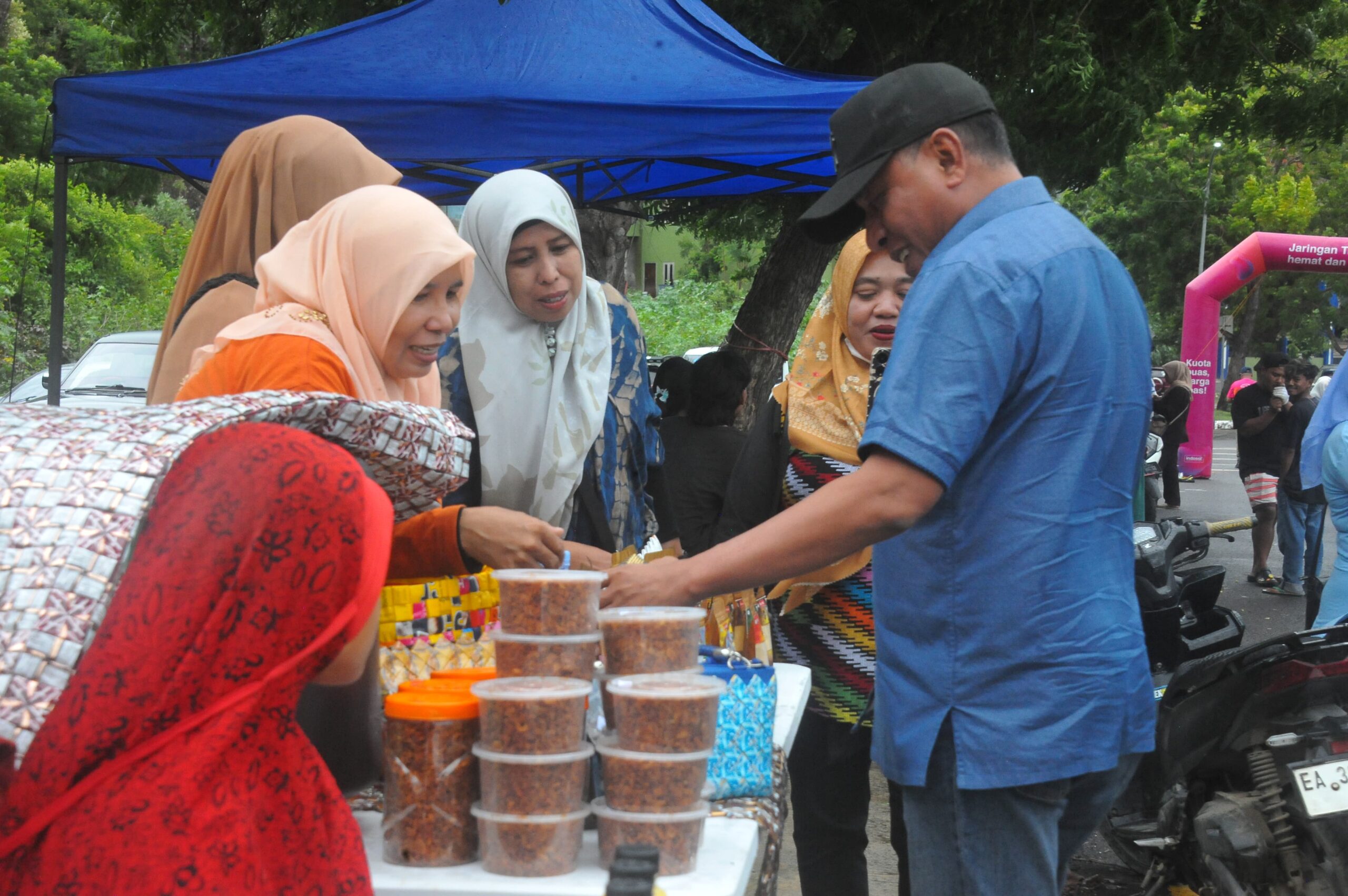Hadiri Pasar Sore Kalaki, Bupati Bima Kunjungi Lapak UMKM